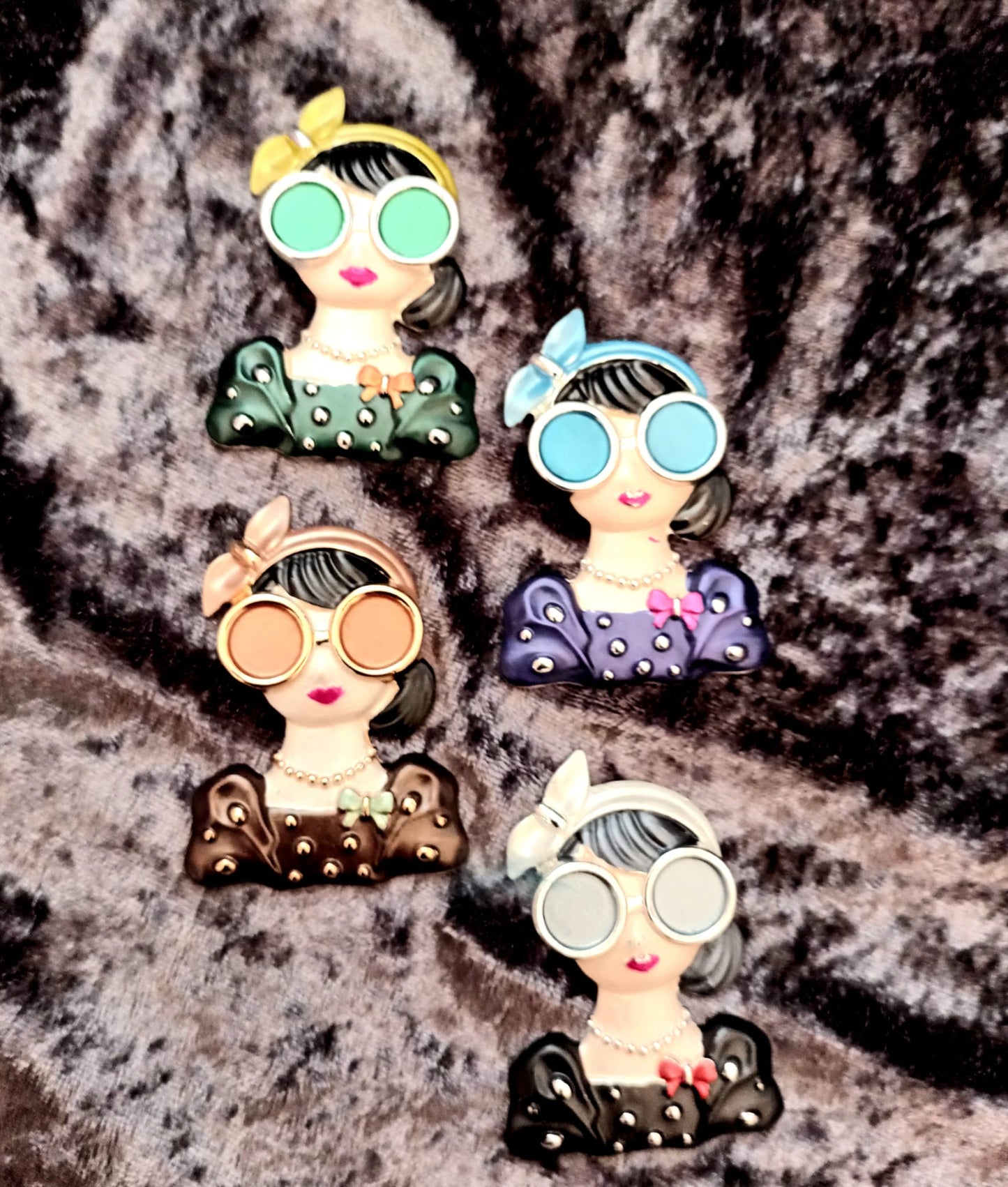 Brosche "Pinup" mit Magnetverschluß