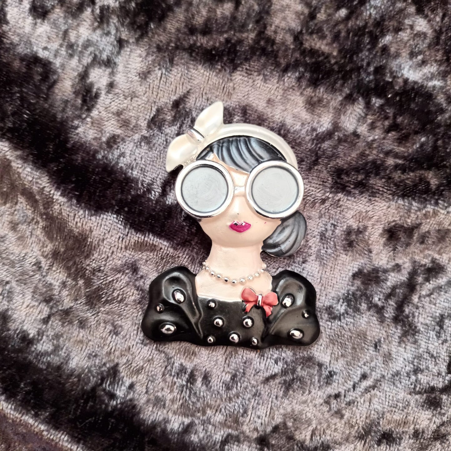 Brosche "Pinup" mit Magnetverschluß