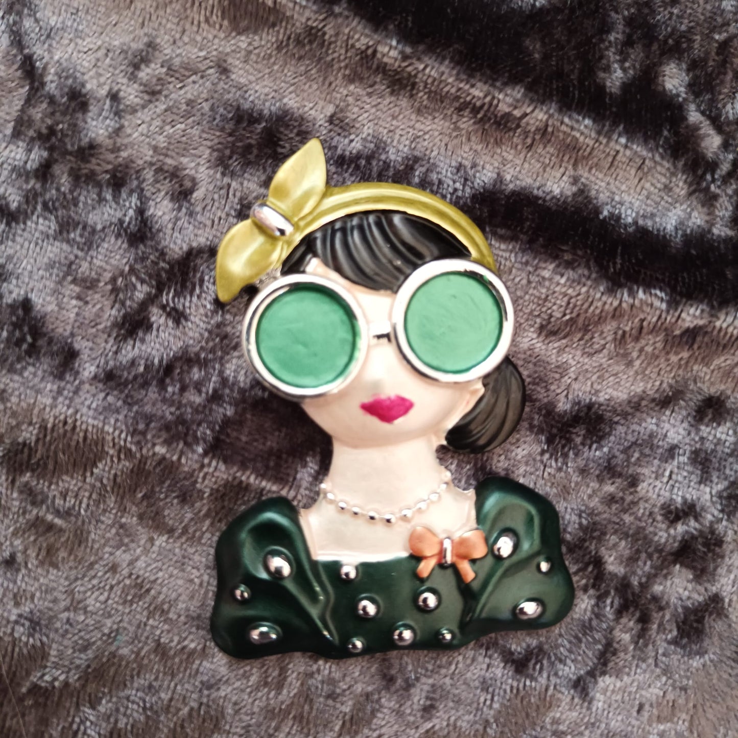 Brosche "Pinup" mit Magnetverschluß