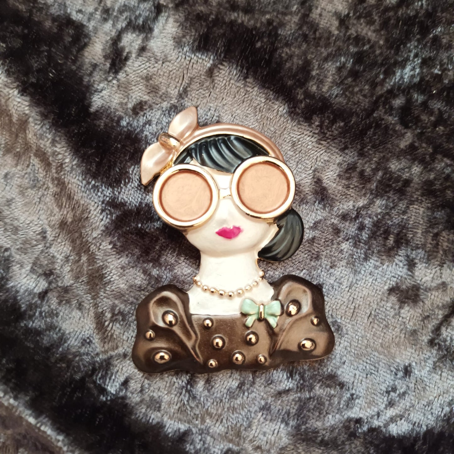 Brosche "Pinup" mit Magnetverschluß