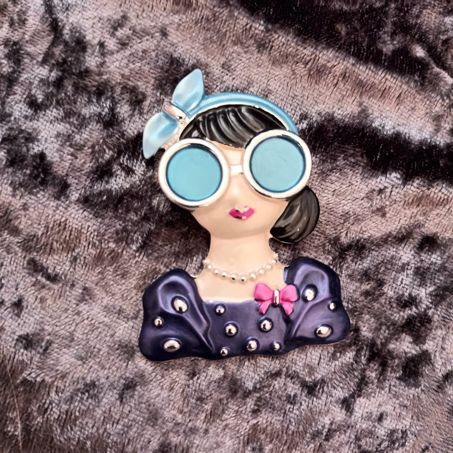 Brosche "Pinup" mit Magnetverschluß