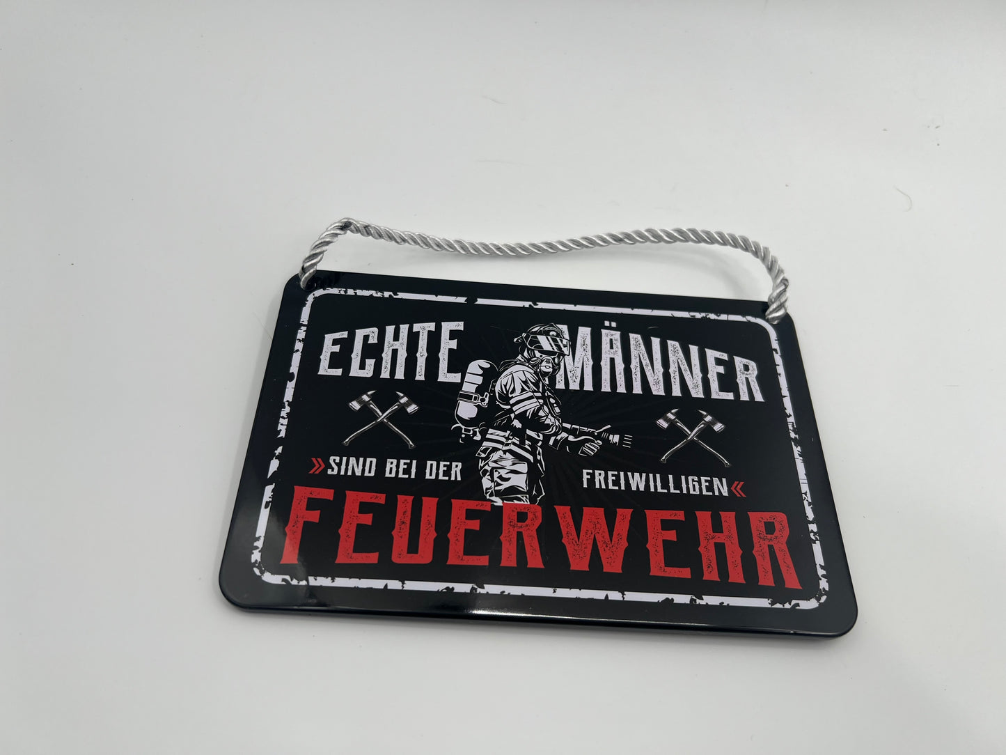 Hängeschild "Echte Männer sind bei der Freiwilligen Feuerwehr"
