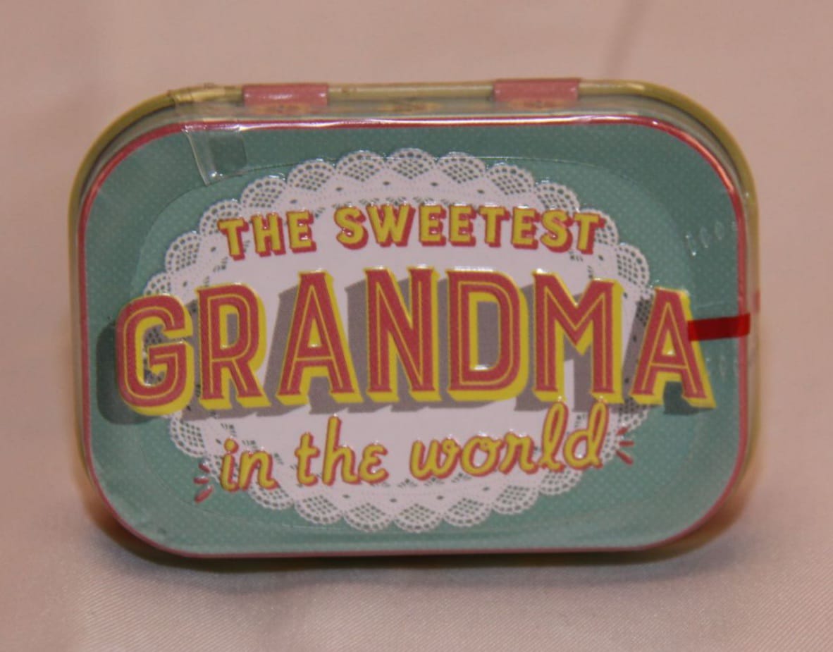Blechdose "The sweetest GRANDMA" gefüllt mit Pfefferminzdragees
