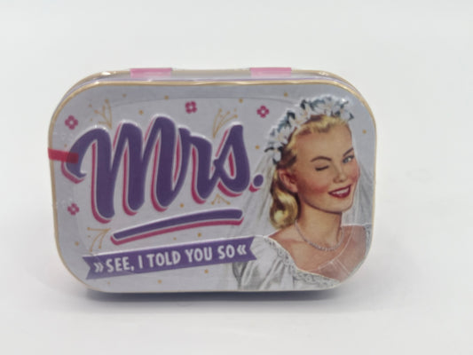Blechdose "Mrs. I told you so" gefüllt mit Pfefferminzdragees
